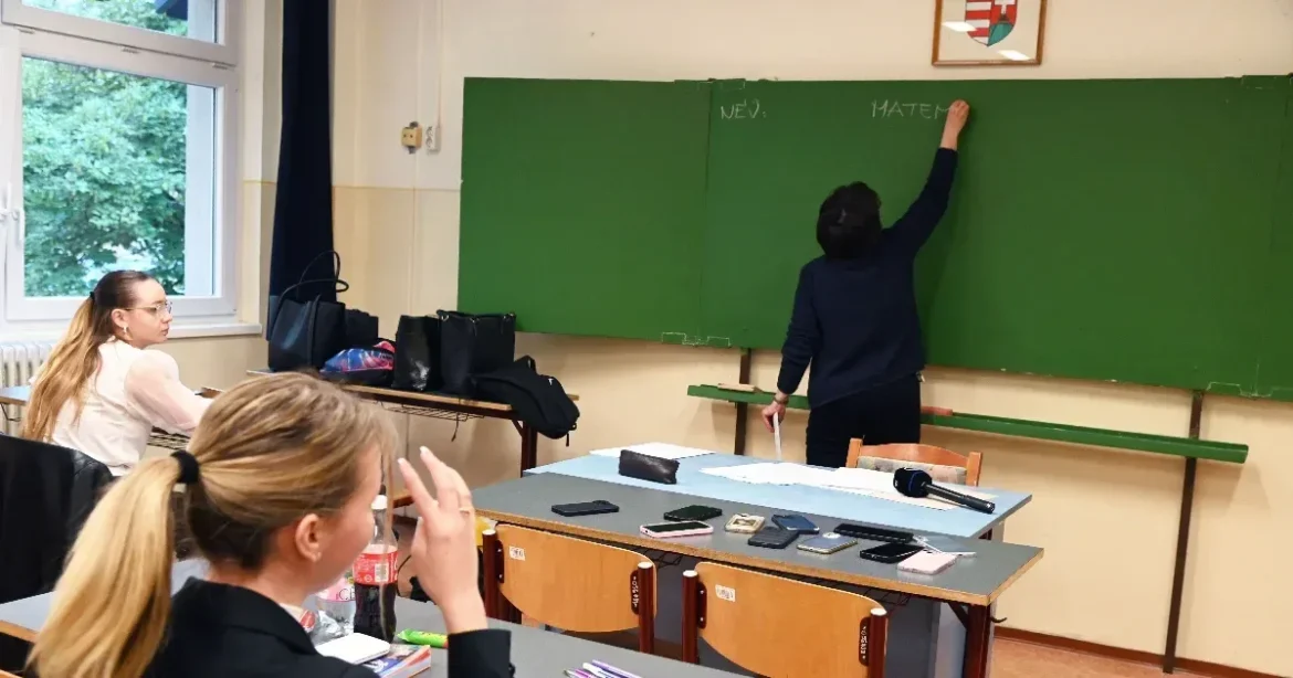 A kormány átvenné a tanártovábbképzést, az iskolák saját kurzusokat indíthatnak
