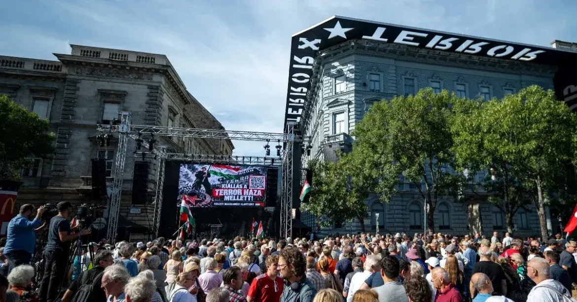 Bencsik: Eljön a pillanat, elkergetjük a zsarnokot – tüntetés a Terror Házánál