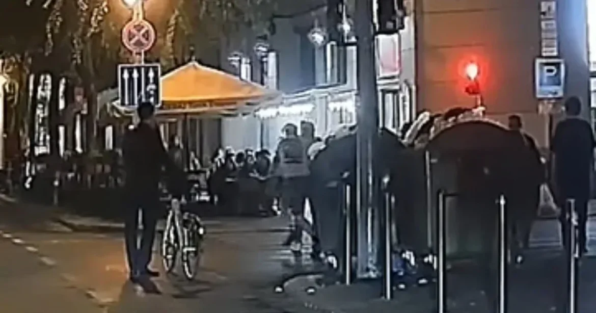 Férfit vert össze egy csoport a Vígszínház előtti zebrán