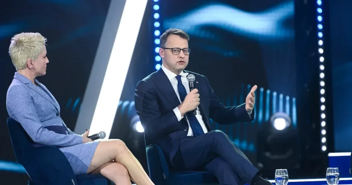 Fidesz reagált az Alapjogokért Központnál tartott házkutatásra, Romanowskit megnevezve