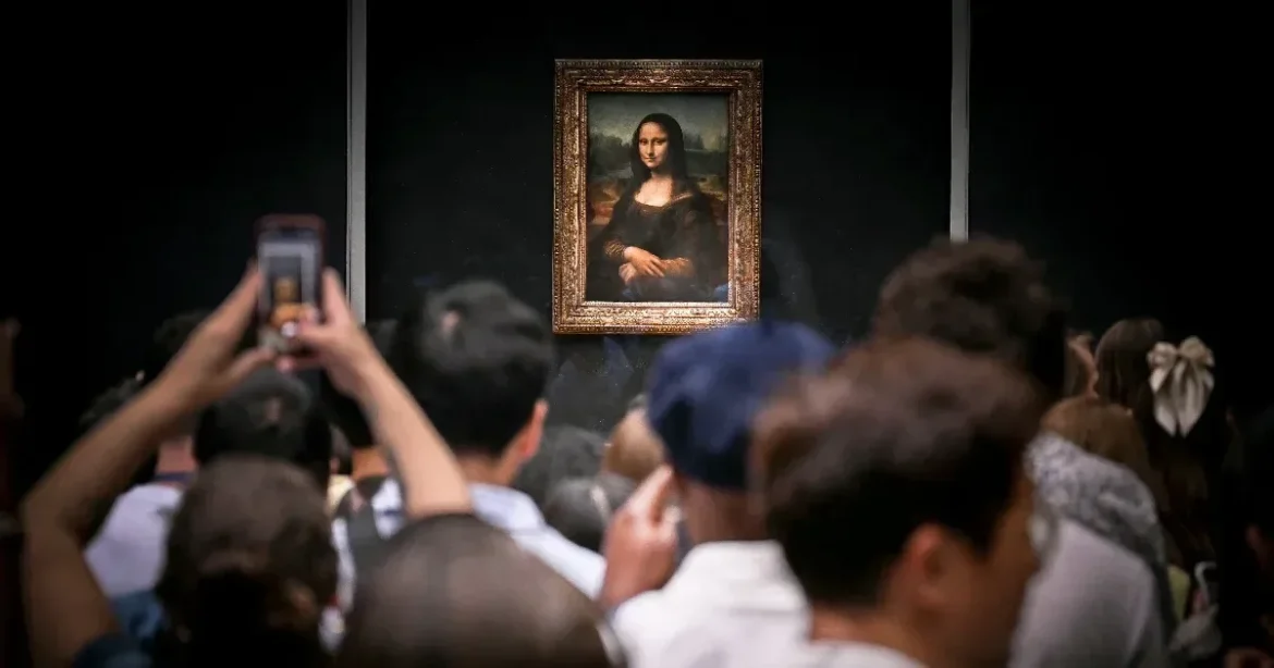 Két látogatót letartóztattak a Louvre-ban a Mona Lisa mellett kiállított műveik miatt