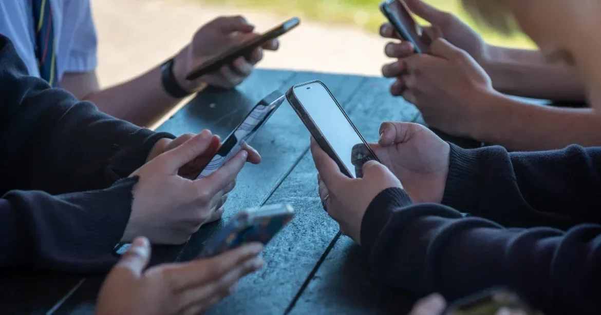 Kötelező korellenőrzés, 13 év alatt semmi TikTok vagy Instagram – az EU szigorít