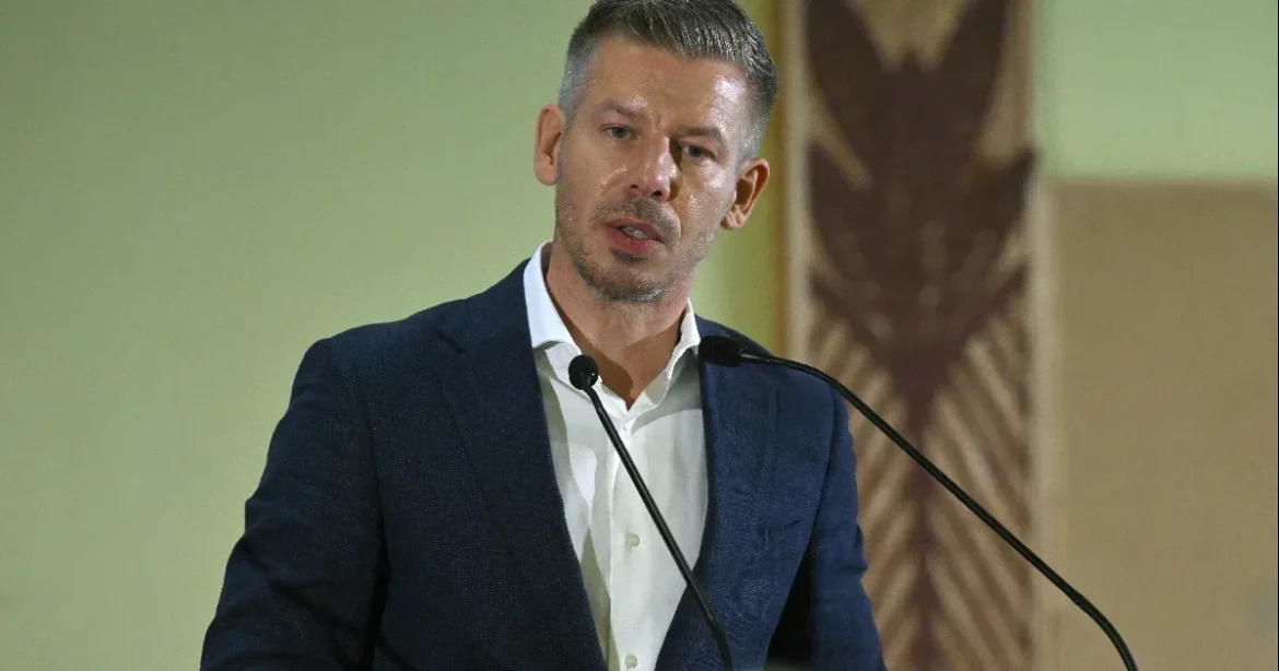 Magyar Péter: módosul az örökbefogadási szabály az azonos nemű pároknál
