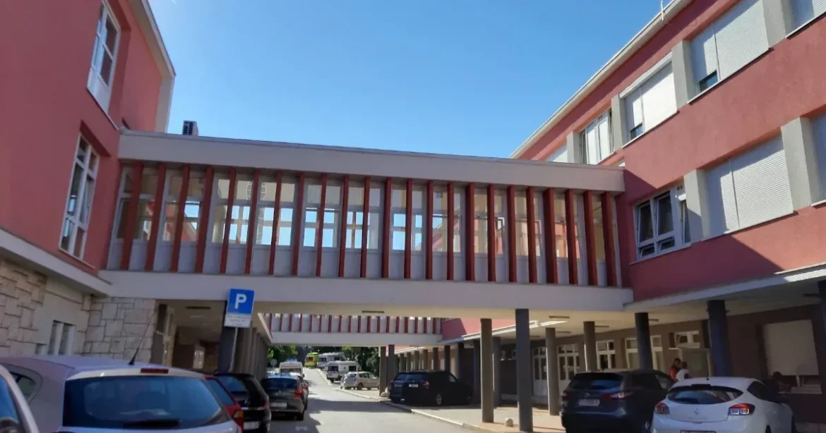 Nem foglalkoztak egy nyári ruhás nővel egy horvátországi kórházban, amíg át nem öltözött