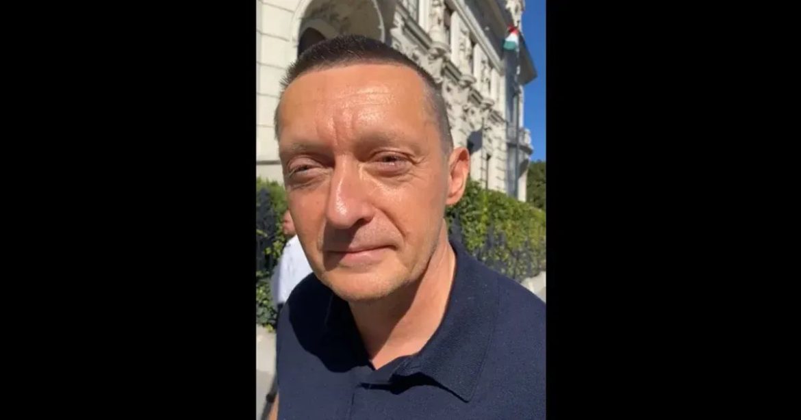 Rogán hunyorog a napfényben, véleményt mond Hankóékról, bemegy a Fidesz-székházba