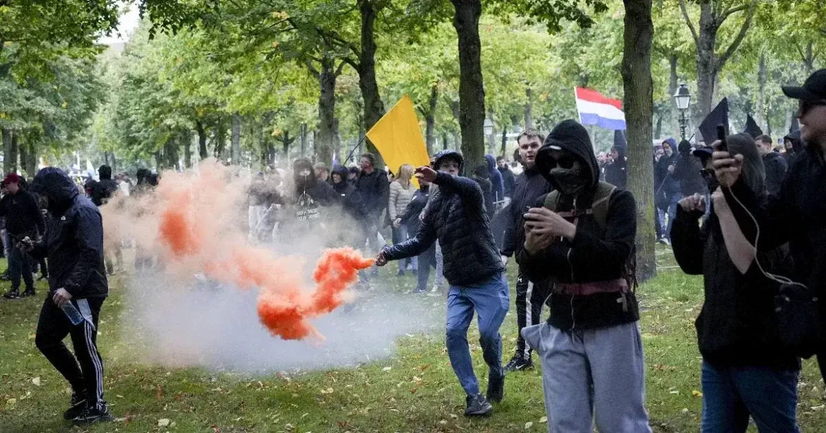 Szélsőjobboldali tüntetők rendőröket dobáltak meg Hágában, többeket letartóztattak