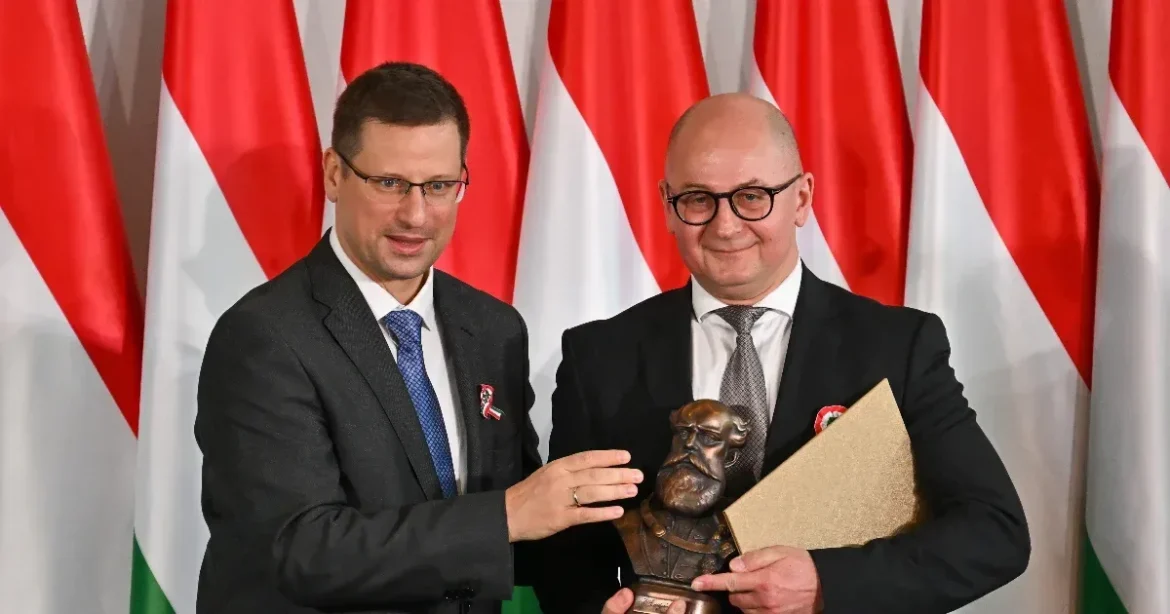 Szijjártó irodai fotója, Pócs-rajongó elnök és szervilizmus a versenyhivatalban