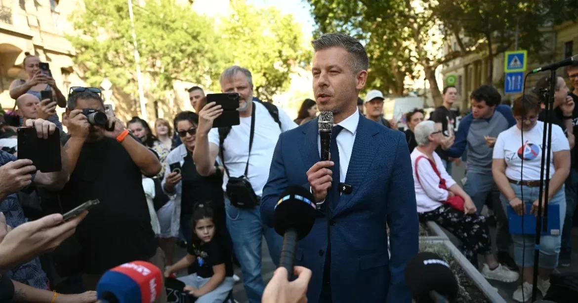 Szociális ágazat tüntetett a Miniszterelnökség előtt, Magyar Péter átvette a követeléseket