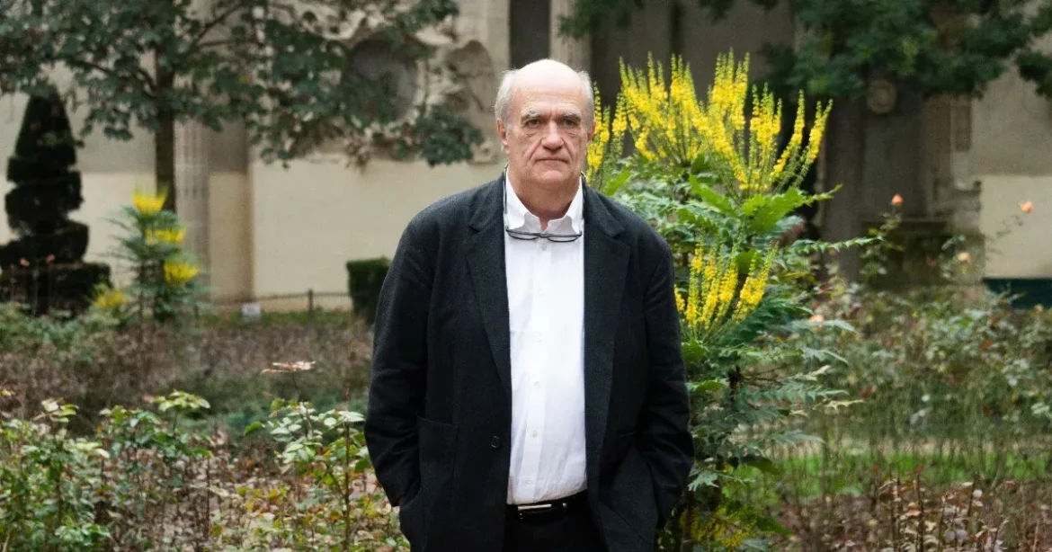Krasznahorkai szerelmese, aki szándékosan kemény széken dolgozik