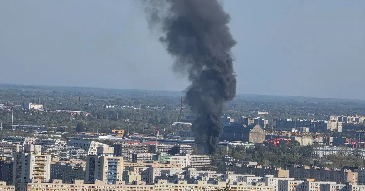 Nagy füsttel ég egy újbudai raktár, a rendőröket is riasztották