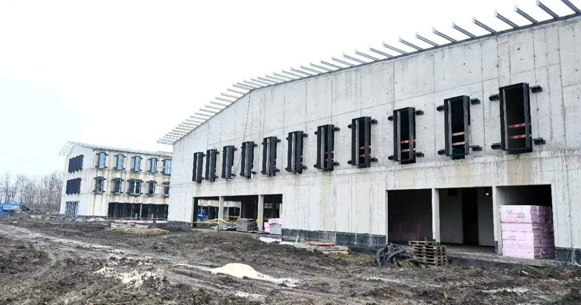 Ruszin-Szendi leállította a szolnoki laktanya építésének második fázisát