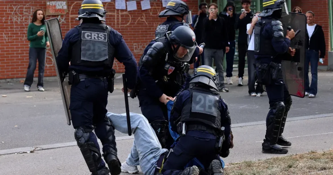Több száz francia iskola zárt be, 40 igazgató megsérült a tüntetéseken